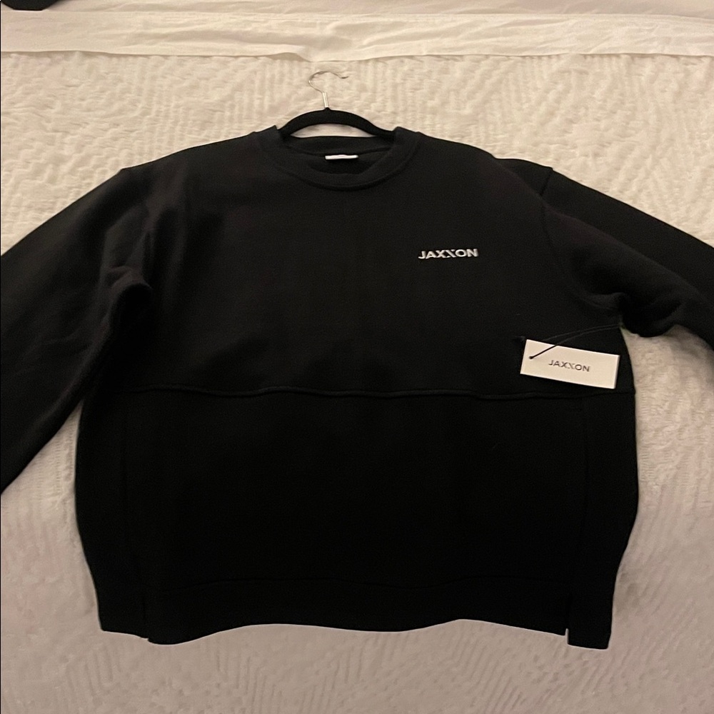 JAXXON men’s black crew neck loose fit sweatshirt
NWT 
2XL
Pocket on lower front